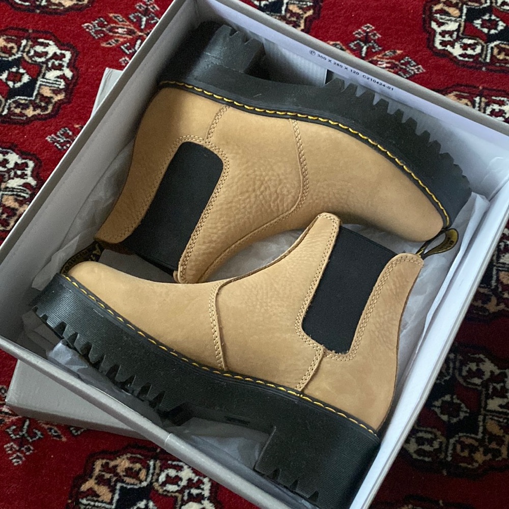 Brand New Dr. Martens Nuback Leather Chelsea Boots - Sand / 37 EU/ 6US
